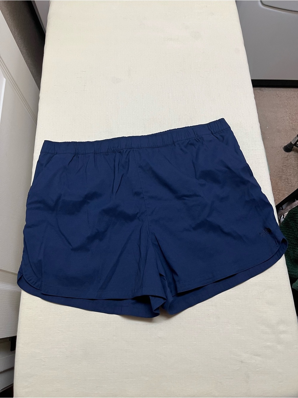 The North Face 2X navy shorts - Picture 2 of 13